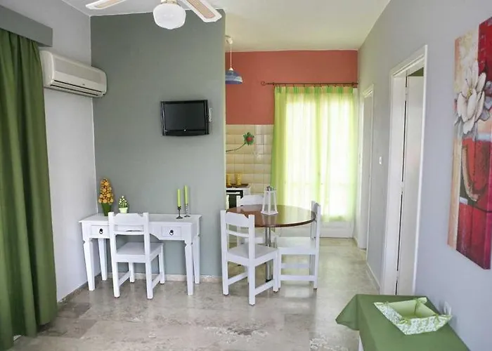 Daphne Apartmanhotel Toló